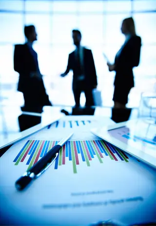 Documentos e gráficos de gestão numa reunião de trabalho