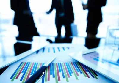 Documentos e gráficos de gestão numa reunião de trabalho